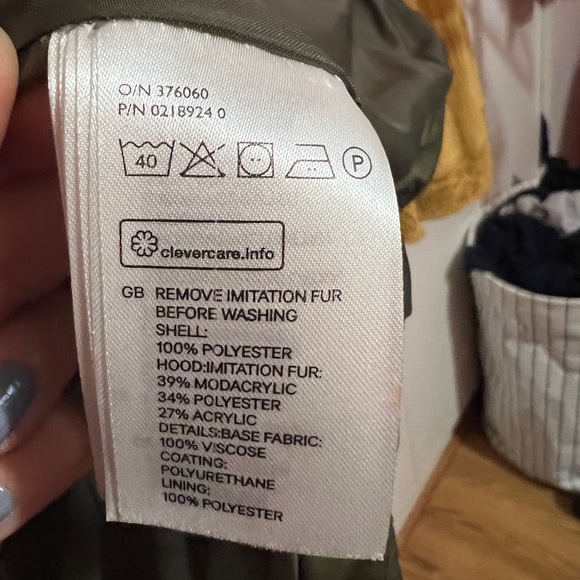 H&M Green Puffer Vest with removable & adjustable hood. - Picture 6 of 11